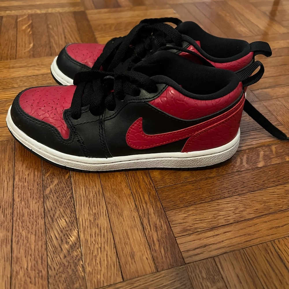 Jordan Black and Red Sneakers Classic Basketball-Inspired Design